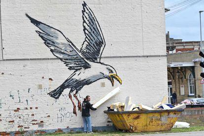 Encima de un contenedor de basura, también en Lowestoft, el artista plasmó una gaviota preparada para darse un atracón.