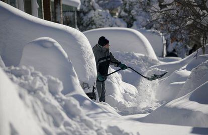 Un residente retira nieve de la entrada de su casa en Union City, en el estado de Nueva Jersey.