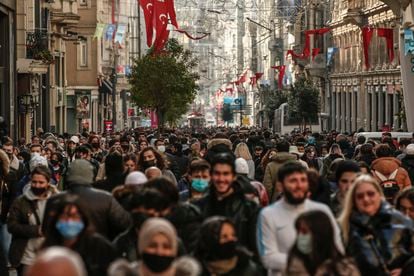 Gente paseando por la avenida Istiklal de Estambul, en 2022.