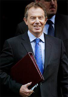 Blair abandona sonriente su residencia oficial para dirigirse al Parlamento.