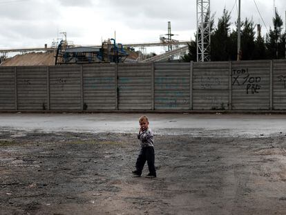 Un niño camina por un barrio empobrecido en las afueras de Buenos Aires, Argentina, en octubre de 2019.