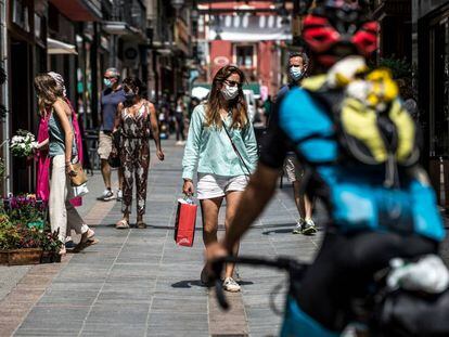 Gent protegida amb mascareta passejant per un dels carrers comercials de Puigcerdà.