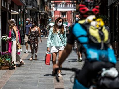 Gent protegida amb mascareta passejant per un dels carrers comercials de Puigcerdà.