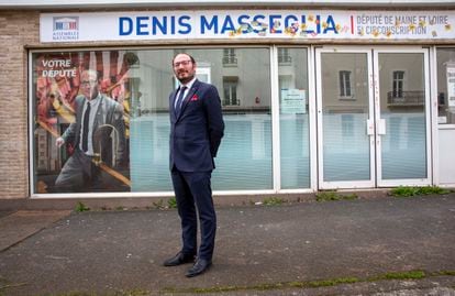 El diputado Denis Masséglia, frente a su oficina, en Cholet. 