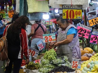 Comerciantes ofrecen sus productos hoy, en el Mercado Jamaica, en la Ciudad de México.
