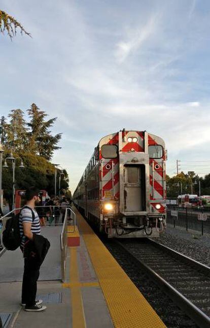 El Caltrain llegando a la estación de Palo Alto.