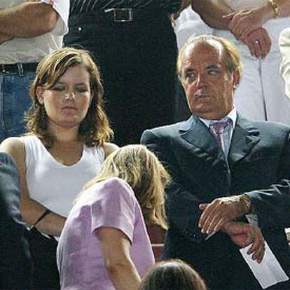 Bartolomé Cursach, junto a su hija, en el palco durante un partido del Mallorca.