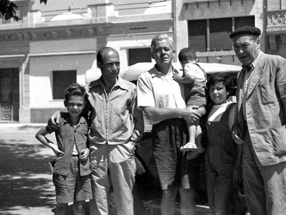 Alfons Quintà i el seu pare (esquerra), al costat de Vicens Vives (amb dos fills) i Josep Pla, als cinquanta.