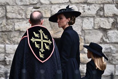 Kate Middleton, princesa de Gales, y su hija Carlota llegaban a la abadía de Westminster para asistir al funeral de Estado de Isabel II. 