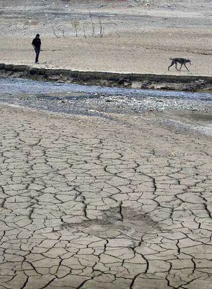 Imagen de marzo de 2008 del pantano de la Baells (Barcelona), que almacena agua del río Llobregat.