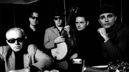 Siniestro Total posa, en el año 2000, para la promoción del disco y la gira de presentación de 'La historia del blues'. De izquierda a derecha: Julián Hernández, Segundo Grandío, Javier Soto, Jorge Beltrán y Ángel González.