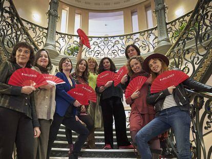 Desde la izquierda, las cineastas Patricia Ferreira, Cristina Andreu (entonces vicepresidenta de CIMA), Virginia Yagüe (en ese momento presidenta de CIMA), Paula Ortiz, Inés París (presidenta de la Fundación SGAE), Chus Gutiérrez, Belén Macías, Daniela Fejerman y Leticia Dolera con los abanicos rojos a favor de la igualdad en el cine español en 2018.