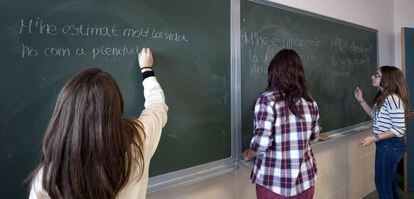 Alumnas en una clase de valenciano en Valencia. 