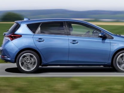 El Toyota Auris lidera las ventas de coches híbridos en España con 7.668 unidades en 2015.