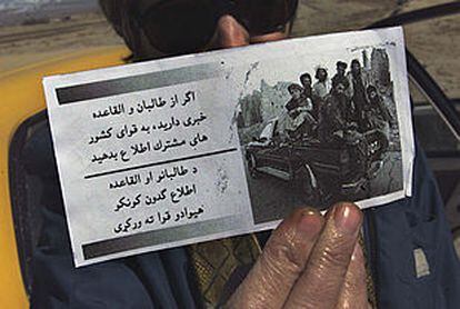 Una octavilla lanzada en Patkia por aviones estadounidenses, con la fotografía de varios miembros de Al Qaeda y guerreros talibanes sobre los que se solicita información.