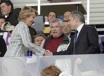 Aguirre y Simancas se saludan en el campo del Getafe ante el alcalde Pedro Castro, del PSOE.