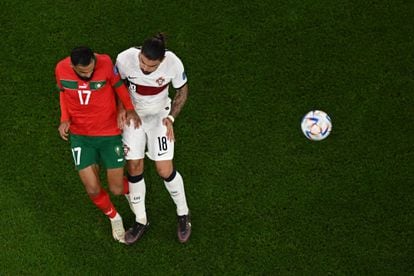 El mediocentro marroquó Sofiane Boufal pelea un balón aéreo con el centrocampista portuqués Ruben Neves. 