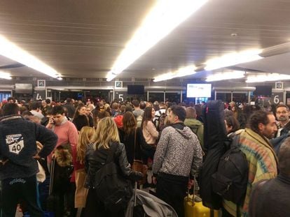 Colas de pasajeros afectados por los retrasos en el AVE, en la estación de Atocha.