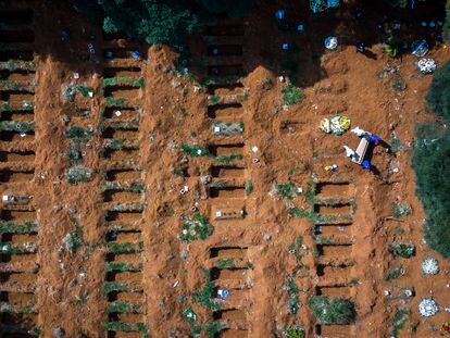 Un entierro el pasado jueves en las nuevas fosas abiertas por la pandemia en el cementerio de Vila Formosa, en São Paulo, el mayor de América Latina.