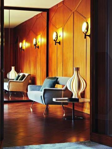 El sofá del recibidor es un diseño reeditado de los años sesenta. Se llamaIle en honor a Ileana, esposa del fundador. |