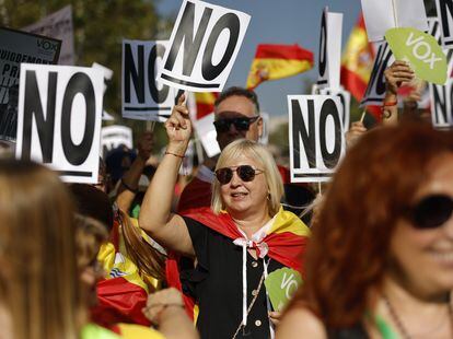 Manifestantes participaban este domingo en la protesta organizada por Societat Civil Catalana en Barcelona en contra de la amnistía a los encausados por el 'procés'. 