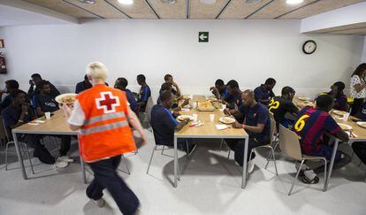 La Creu Roja atén els migrants arribats aquesta setmana a Barcelona. 