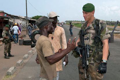 Un soldado francés charla con marfileño en una calle de Abiyán (Fotografía proporcionada por el ministerio de Defensa francés).