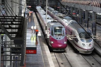 Dos trenes de Renfe en la estación de Atocha:  un Avlo y un AVE convencional.