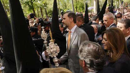 El rey Felipe, acompañado por la presidenta andaluza, Susana Díaz (d), entre los Nazarenos de la Hermandad de Santa Genoveva.