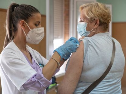 Vacunación contra la gripe en octubre de 2022 en Sevilla.