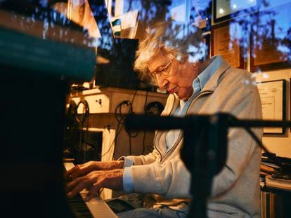 El compositor Manuel Alejandro fotografiado en su casa en Madrid. 
