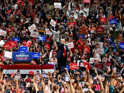 Donald Trump, entre la multitud que acudió a su mitin 'Save America' en Anchorage (Alaska), el sábado pasado.