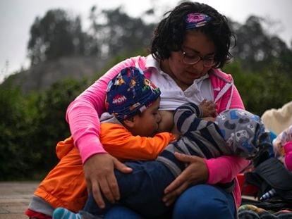 Una mujer amamanta a sus dos hijos en Ciudad de México, el 7 de agosto de 2022.