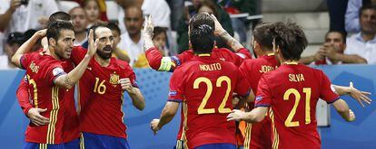 Los jugadores de España celebran el gol de Morata.