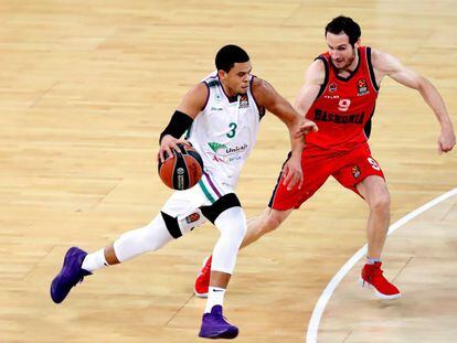 McCallum, con el bal&oacute;n, y Marcelinho.