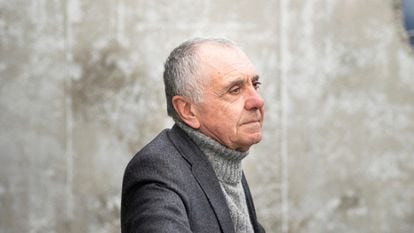 3/11/2023 - Entrevista con el filósofo y sociólogo francés Giles Lipovetsky en su casa de Grenoble - ©Ed Alcock    ----PIEFOTO----    Gilles Lipovetsky, retratado en su casa en Grenoble.