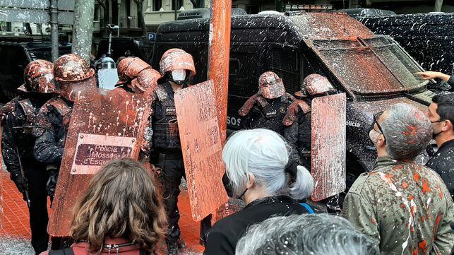 Cuatro diputados de la CUP en primera fila del desahucio.