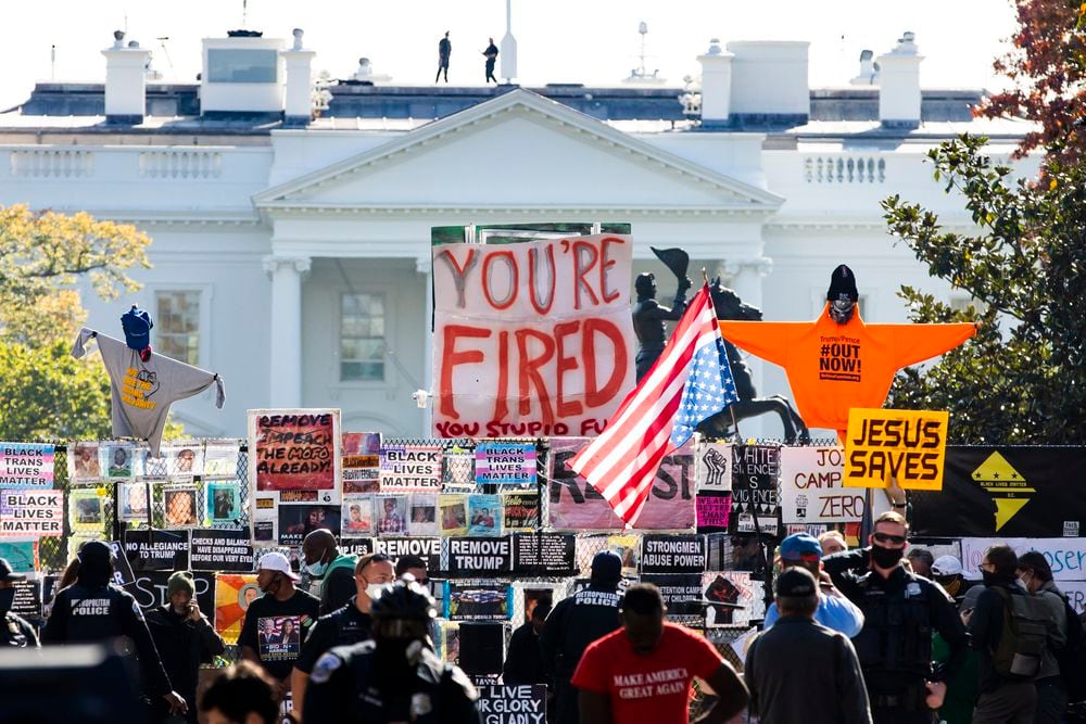 Un cartel que dice “Estás despedido” destaca entre los que se concentran delante de la Casa Blanca el pasado 6 de noviembre.