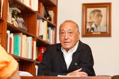 Nicolás Redondo posa durante una entrevista en su vivienda de Portugalete (Bizcaia), en 2008.