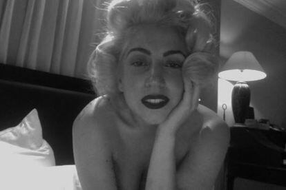 Para celebrar el que habría sido el 86 cumpleaños de Marilyn Monroe, el 1 de junio de 2012 Lady Gaga le rindió su particular homenaje en su cuenta de Twitter. “Feliz Cumpleaños Marilyn. Nunca nos quitarán el pelo rubio y el pintalabios”, escribió junto a su foto la cantante.