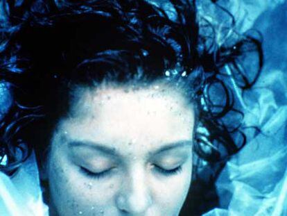 La actriz Sheryl Lee, encarnando a Laura Palmer, en una imagen de<i> Twin Peaks</i> (1990).