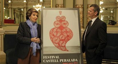 Carmen Mateu y el director del festival, Oriol Aguil&agrave;, posan junto al cartel de este a&ntilde;o.