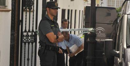 Agentes de la Guardia Civil en la puerta de la casa del detenido.