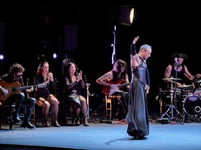 Manuel Liñán con su banda en un momento de ‘Pie de hierro’, en los Teatros del Canal de Madrid.