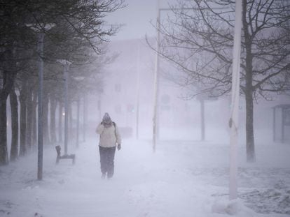 Una persona camina entre la nieve en la ciudad de Randers, en Dinamarca, este miércoles.