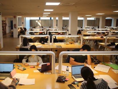 Ambiente Universitario en una biblioteca de la Universidad de Santiago, el pasado marzo.