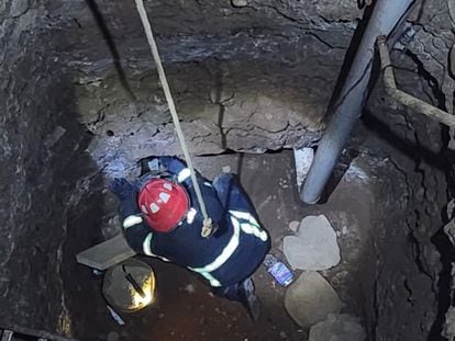 Un técnico del Gobierno de Hidalgo inspecciona uno de los túneles para el robo de combustible asegurados por las autoridades estatales.