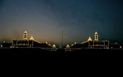 Vista nocturna de Rashtrapati Bhawan, en Nueva Delhi (India).