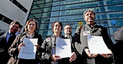 Los representantes sindicales muestran el recurso contra el tijeretazo del Consell.