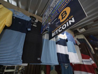 Un letrero anuncia que se acepta el pago con bitcoins en San Salvador, el pasado 24 de mayo.